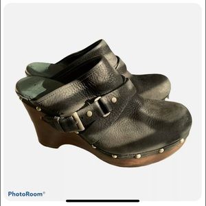 UGG ABBIE COMFORT CLOGS WITH PLATFORM AND OPEN BACK LEATHER TOP SIZE 9 US